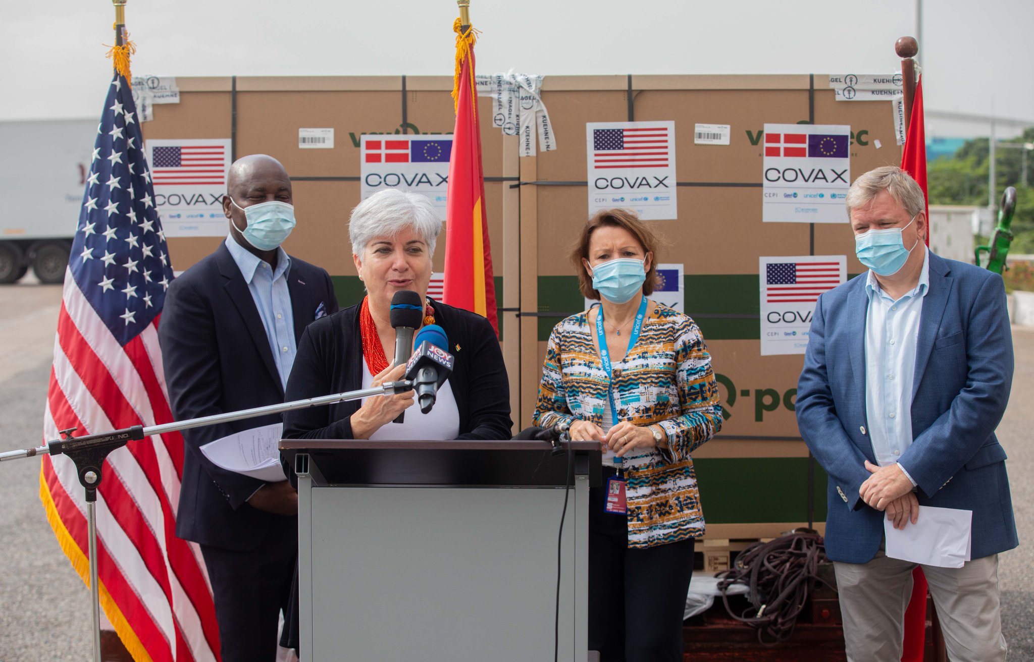U.S. Ambassador to Ghana, Stephanie Sullivan speaks during the vaccine handover ceremony at Accra Kotoka international Airport. December 8, 2021 © Photo Twitter